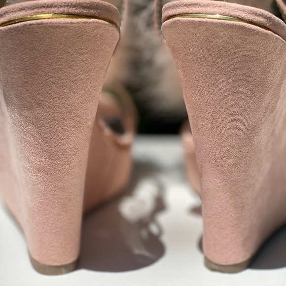 Last Chance Qupid Pink Suede Feather T-strap Ankle Strap Platform Wedge Sandal - Picture 8 of 11